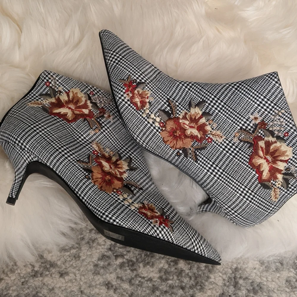 Charles & Keith Shoes - Size 39 Embroidered Plaid Ankle Bootie with Kitten Heel - Picture 4 of 6